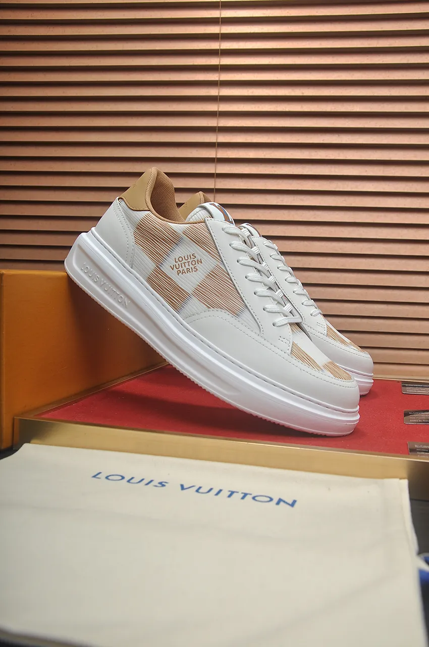 Men's men's shoes 💰640💶Original development, quality shipping, welcome to compare - LV sneaker series sports shoes introduce the loose silhouette of the ready-to-wear series into the spring and summer men's wear shows and make an eye-catching appearance. The cow leather upper is combined with rough fabric laces, and colorful beading highlights the brand's classic elements. LV letters mark the tongue and Monogram floral outsole. Mixed materials Made of top-grain cowhide, thick shoelace design, large Monogram print on the side, mesh lining and cotton feet, the comfort is as extreme as ever, premium heritage, quality first, worth owning! Size: Men’s 38-45 (45 is custom-made and cannot be returned or exchanged)
